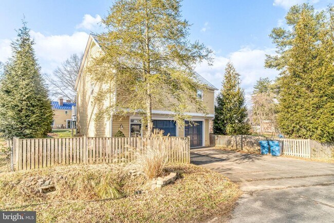 Building Photo - 7153 Main St