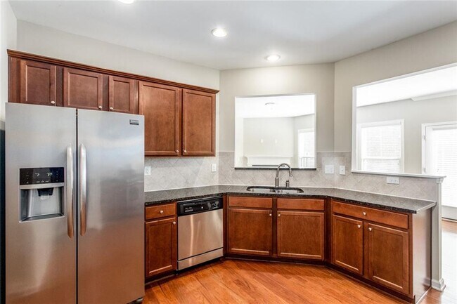 Building Photo - 2105 Greencrest Cir