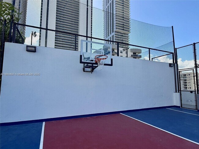 Building Photo - 700 NE 24th St