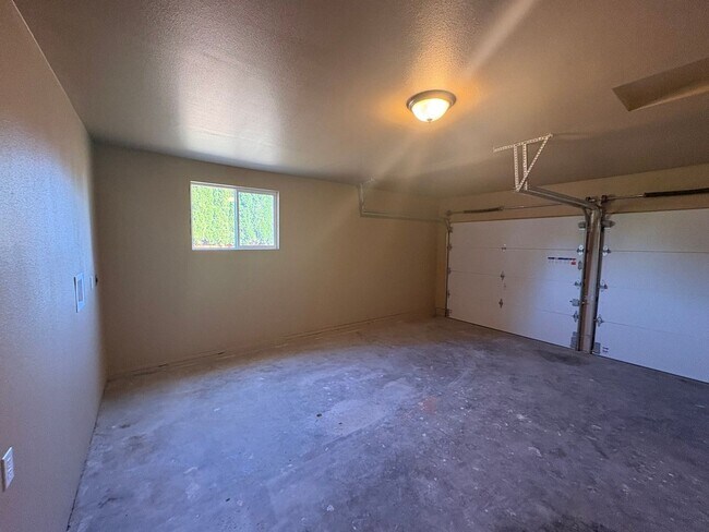Building Photo - Your next new home is here!