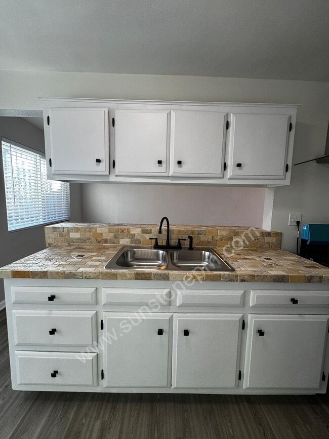 Building Photo - 1200 W 9th St