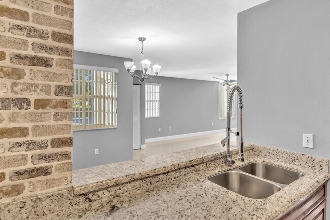 Building Photo - 2803 N Oakland Forest Dr
