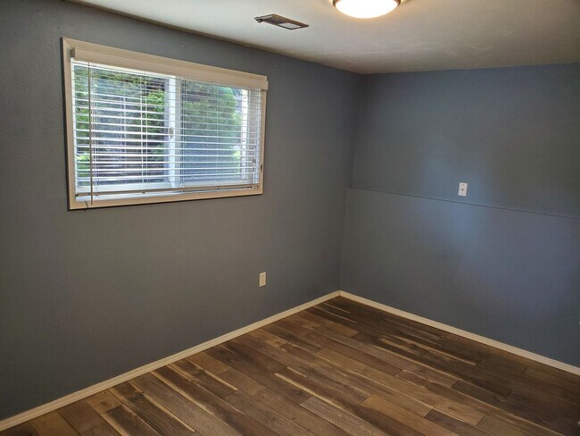 Building Photo - Versatile 4BR/2BA Split-Level South Hill H...