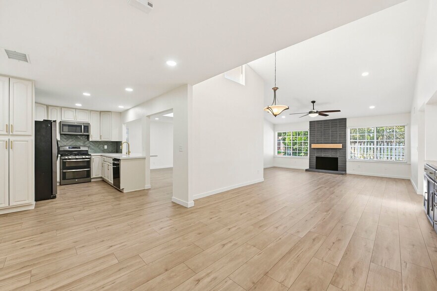 Building Photo - 362 Via Los Arcos