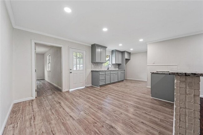 Building Photo - 4025 Hiland Dr