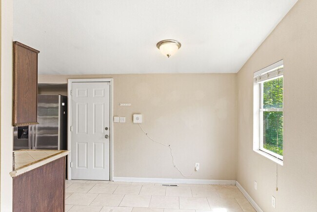 Building Photo - Spacious and versatile 6-bedroom, 2-bath split-level home