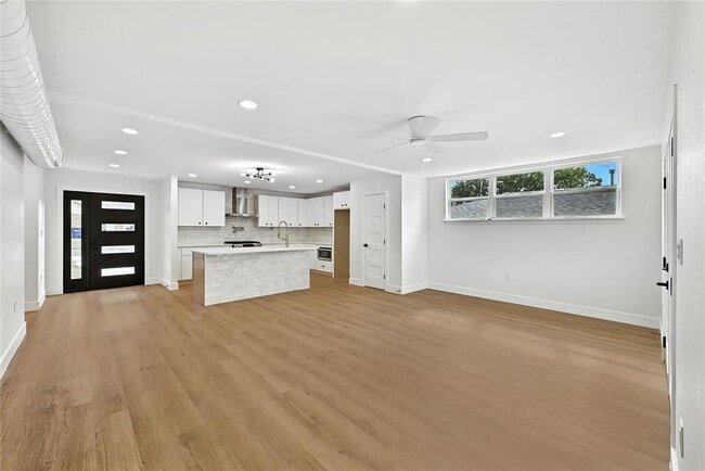 Building Photo - 815 Buckingham Pl