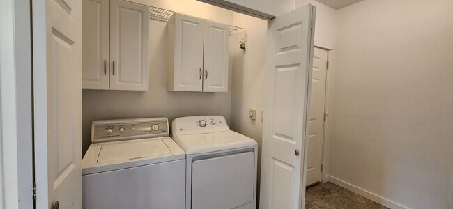 Building Photo - 2 Bed 2 Bath Top Floor Condo South Everett...