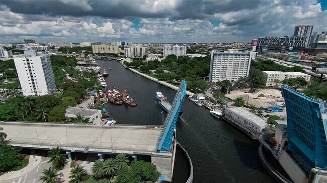 Building Photo - 10 SW South River Dr