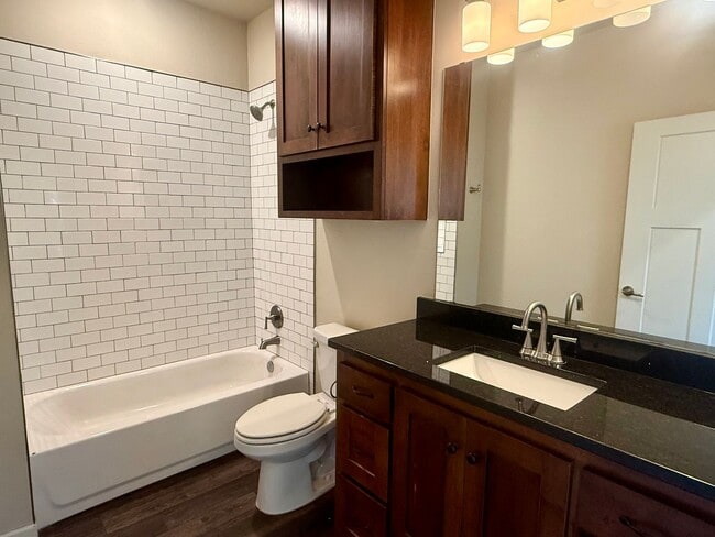 Building Photo - Large 3 Bed, 2 Bath in Beautifully Well-Maintained Neighborhood