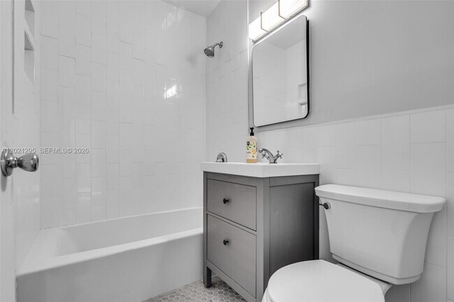 Building Photo - 648 South Dr