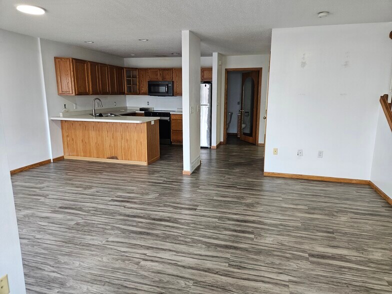 Building Photo - 5670 Gables Dr