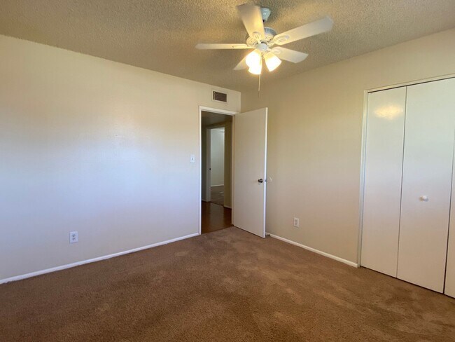 Building Photo - Tempe 4 Bed 2 Bath Includes Pool & Landscaping - Great Location