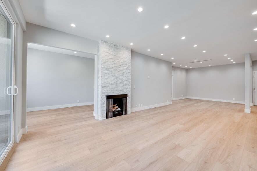 Building Photo - 1557 S Beverly Glen Blvd