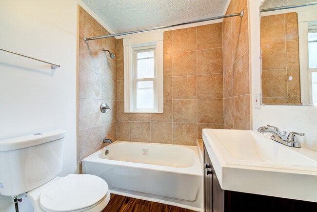 Building Photo - AVAILABLE JUNE 2026 - Updated 2 Bedroom, 1 Bath Home in Mt. Washington!