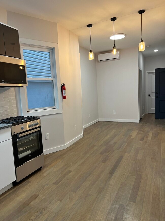 Building Photo - 107 Magazine St