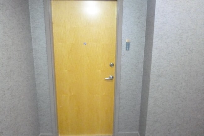 Building Photo - 777 N Ashley Dr
