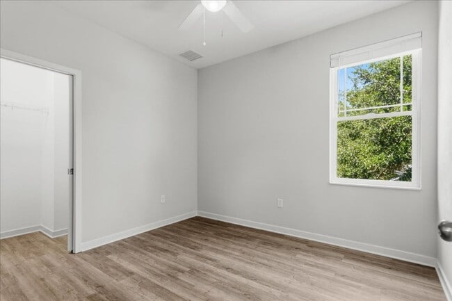 Building Photo - 516 SW 7th Pl