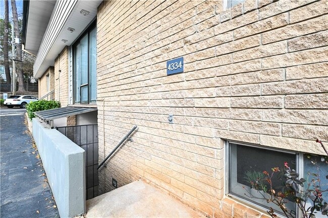 Building Photo - 4300 Roswell Rd NE