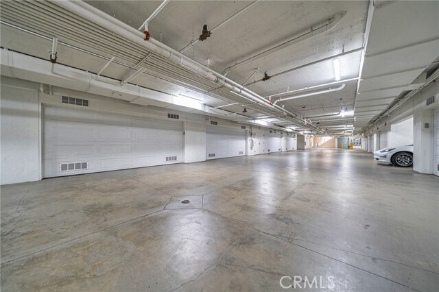 Building Photo - 823 S Bundy Dr