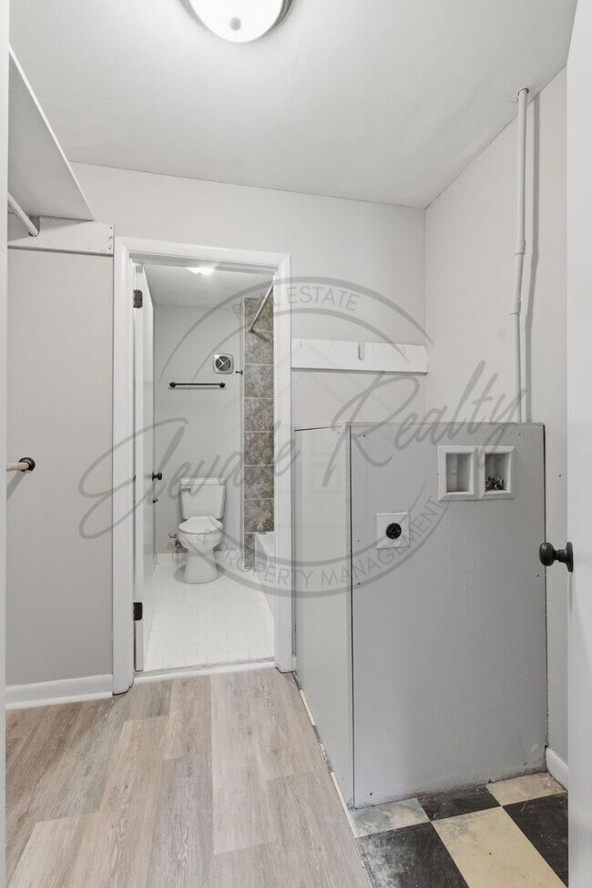 Building Photo - SPRING SPECIAL!! FIRST MONTH FREE on this ONE Bedroom Condo, First Floor, across from Madison Park!