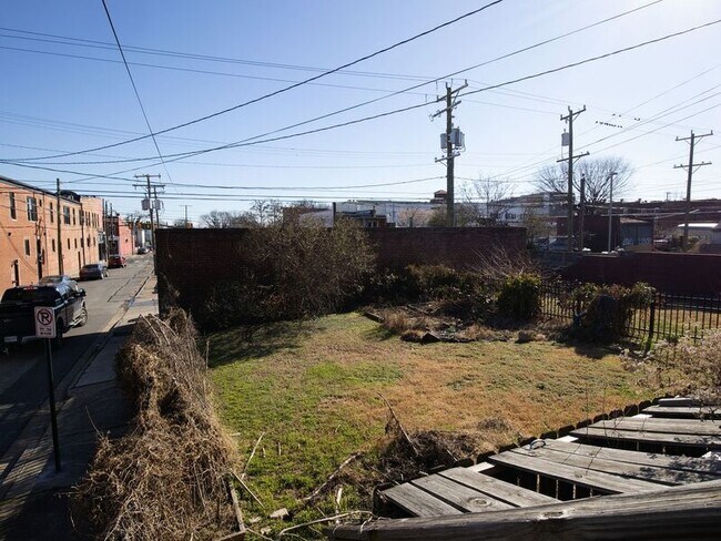 Building Photo - 1400 Bainbridge St