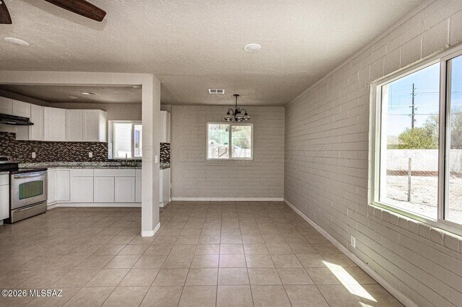 Building Photo - 2433 E Cameron Vista