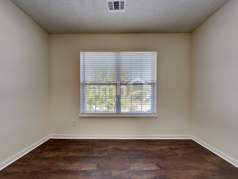 Building Photo - 7140 Kimble Dr