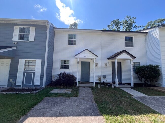 Building Photo - 1812 Lilac Ln