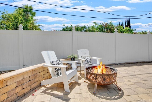 Building Photo - 8601 Santa Susana Plz