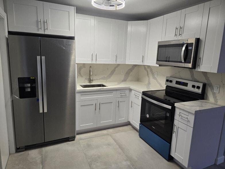 Building Photo - 1000 NW 55th Ter