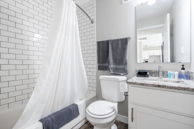 Building Photo - 615 N East St