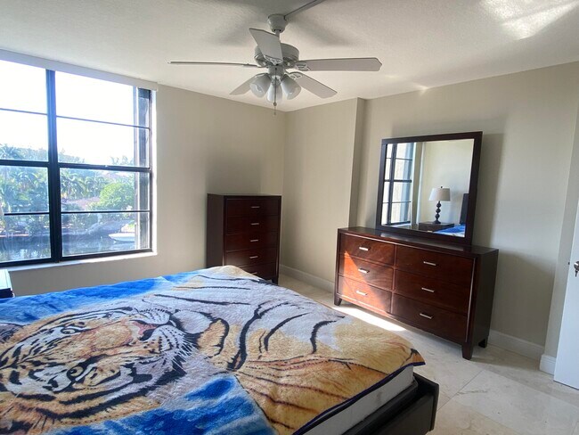 Building Photo - 13 Royal Palm Way