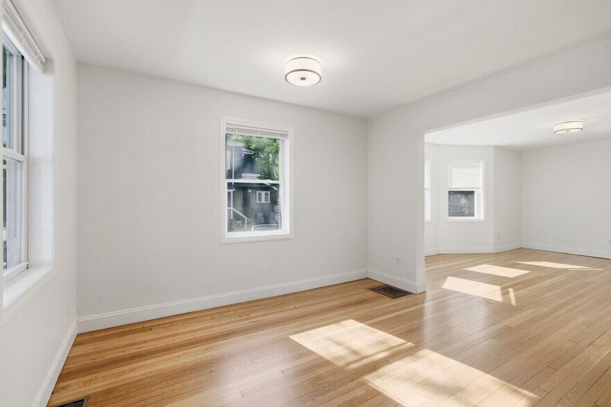 Building Photo - 87 Floral St