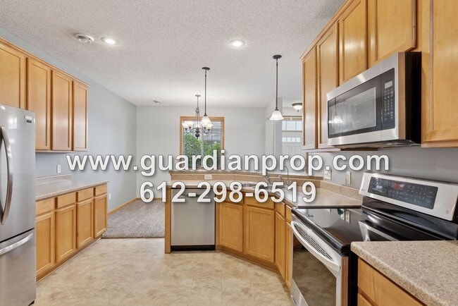 Building Photo - End Unit Townhouse Available Now, Open Floor Plan, Fireplace, Patio, Large Primary Suite