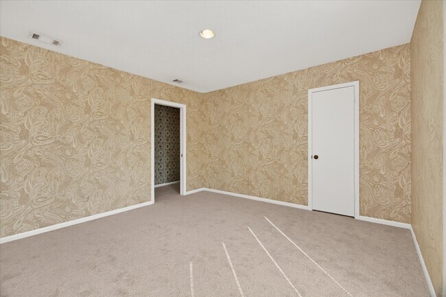 Building Photo - 147 Valley Dr