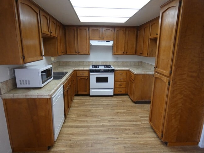 Building Photo - Townhouse in South Santa Maria with 1 car ...