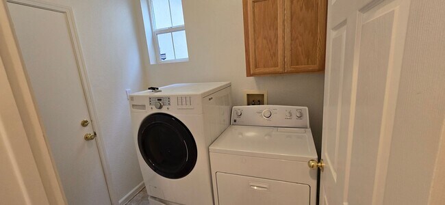 Building Photo - EPIC REA: 3 Bed/2.5 Bath Modern Comfort in a Prime Fairfield Location!