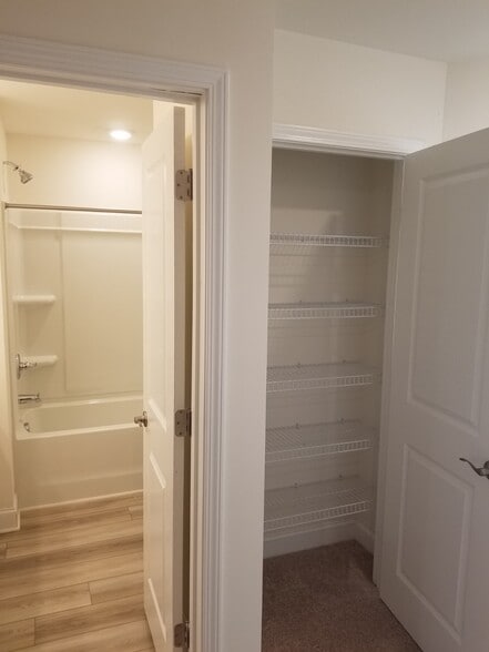 Full Bath 2 - 2004 Solana Woods Dr
