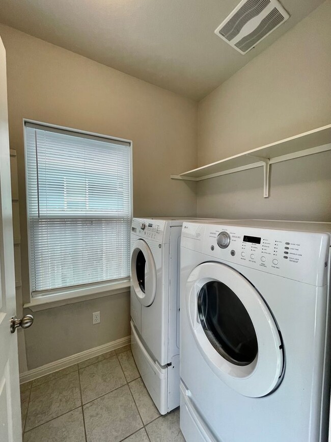 Building Photo - Beautiful Home in a Fantastic Community! Reduced Deposit!