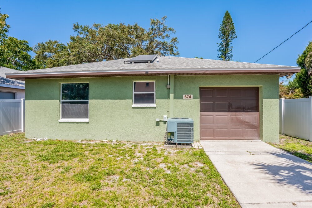 Building Photo - 674 15th Ave S