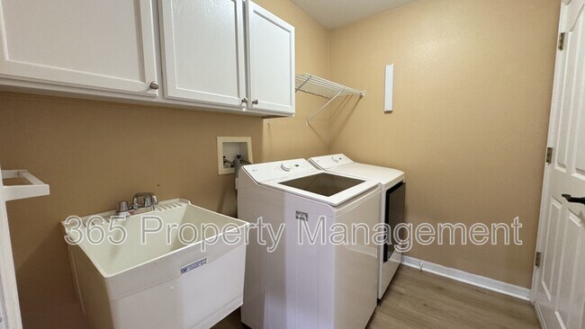 Building Photo - 10 Bellis Ct