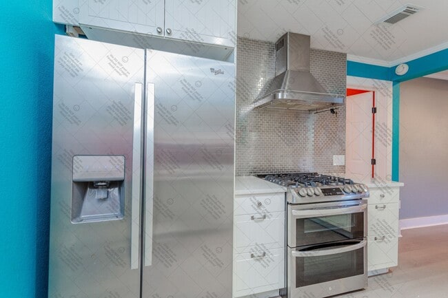 Building Photo - Cozy 2/BR 2/BA One-Level Home with Sunroom & Stainless Steel Kitchen