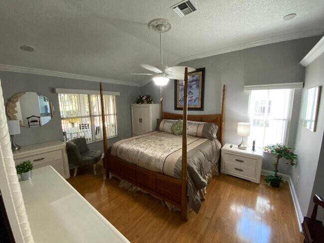 Building Photo - Spectacular ANNUAL LEASE, Fully Furnished ...