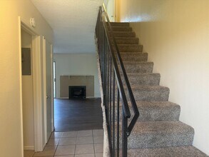 Building Photo - 3 bedroom 2 bathroom Condo in Riverside