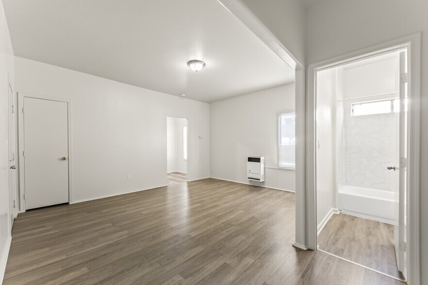 Building Photo - 842 W 83rd St