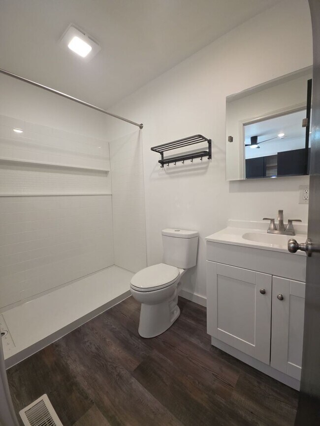 Building Photo - Single-Level 3 Bedroom Home with Hardwood Floors, Stainless Appliances, and Backyard in Crossville