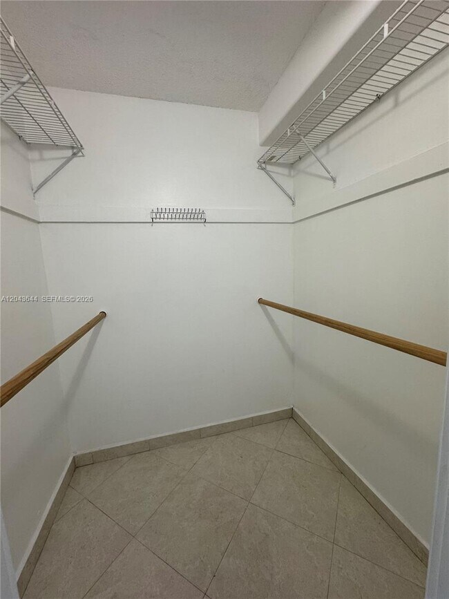 Building Photo - 400 Kings Point Dr