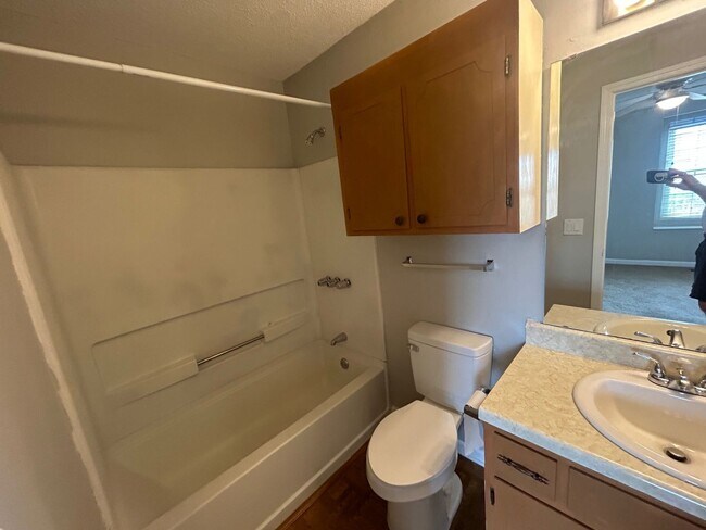 Building Photo - 940-403 Glenn Street, West Columbia SC 29169