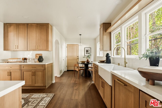 Building Photo - 1518 N Beverly Dr